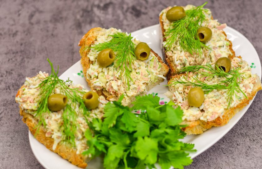 1. Этап. Бутерброды с консервированным тунцом: Переложите подготовленную массу на ломтики хлеба, которые предварительно можете подсушить на сковороде. Украсьте бутерброды оливками и веточкой укропа. Подавайте бутерброды к столу.