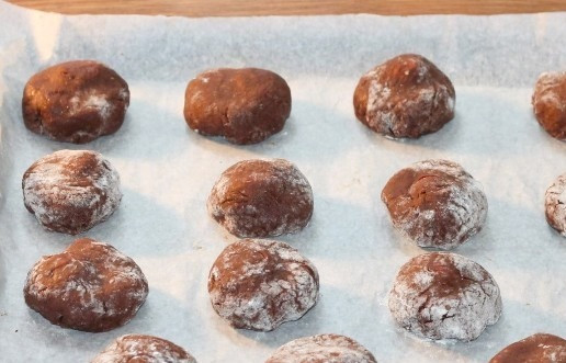 1. Этап. Шоколадное печенье с черешней на сгущенке: 12. Застилаем противень пекарской бумагой (не смазывала маслом) и раскладываем шарики на небольшом расстоянии друг от друга. Лишнюю муку можно стряхнуть мокрой силиконовой кистью.