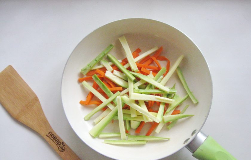 1. Этап. Яки удон: Морковь и кабачок нарежьте соломкой и выложите в сковороду с подсолнечным маслом.