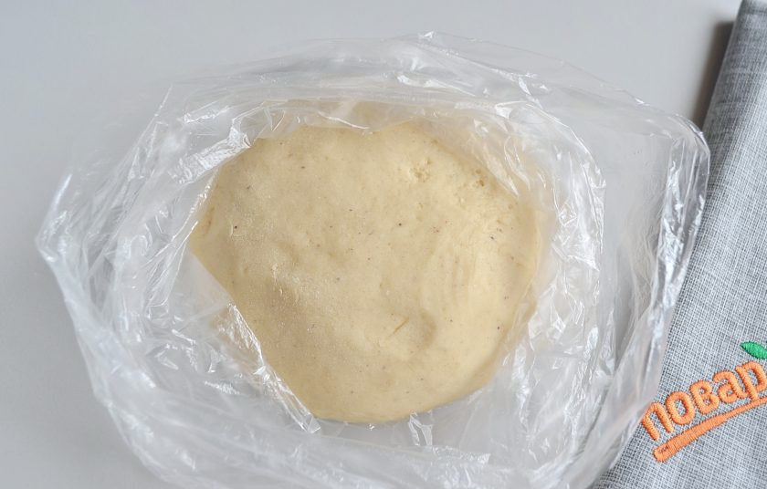 1. Этап. Печенье Елочные игрушки: Тесто в итоге получается мягким, пластичным, не липнущим к рукам, но при длительном контакте оно тает и липнет. Поэтому заверните его в пакет или пленку и уберите в холодильник на 1 час.