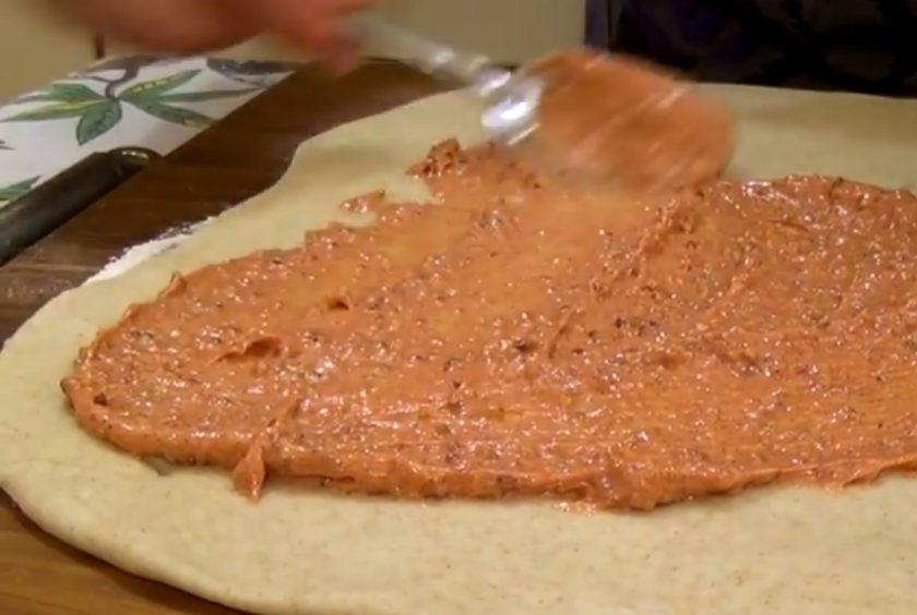 1. Этап. Хлеб Гармошка на пиве с сыром: 3. Приготовьте начинку: мягкое сливчоое масло смешайте с зерновой горчицей и сладкой молотой паприкой. Тесто раскатайте в прямоугольник 50х30 см и смажьте начинкой. Разрежьте тесто на пять равных частей.