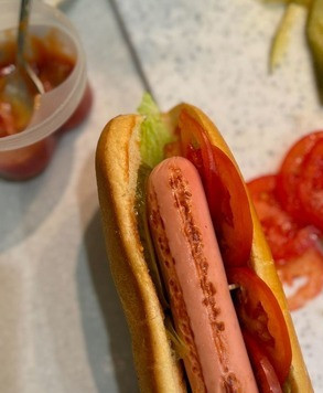 1. Этап. Хот-дог Новогодний: Добавить сосиску