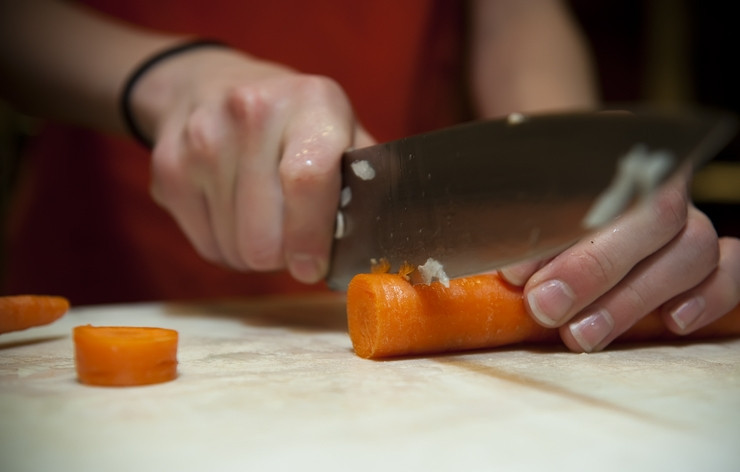 1. Этап. Фасолевый суп с мясом: Очистите и нарежьте морковь.