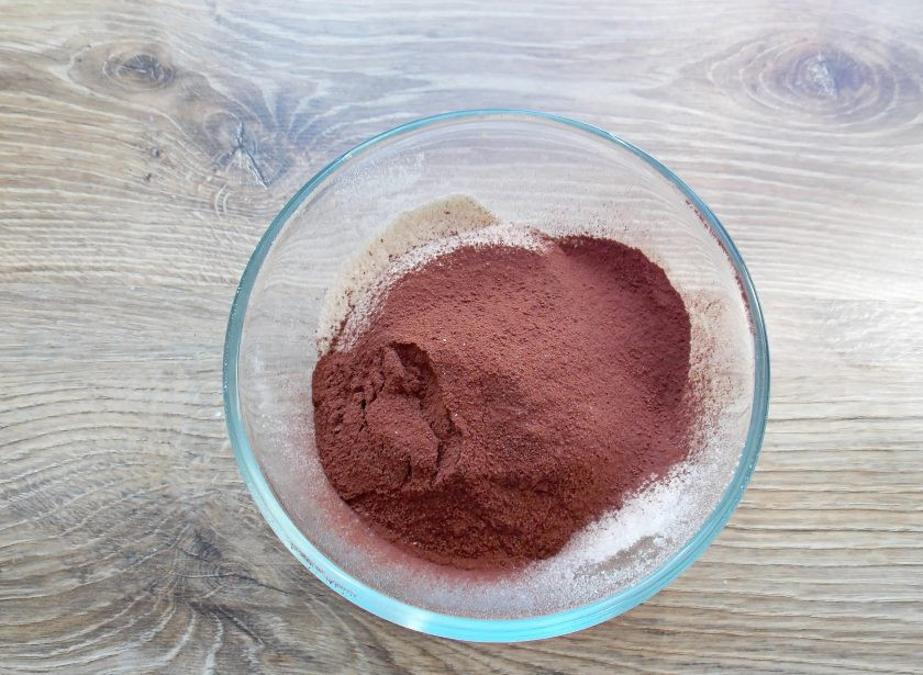 1. Этап. Капкейки Баунти: В миску всыпьте муку и какао.