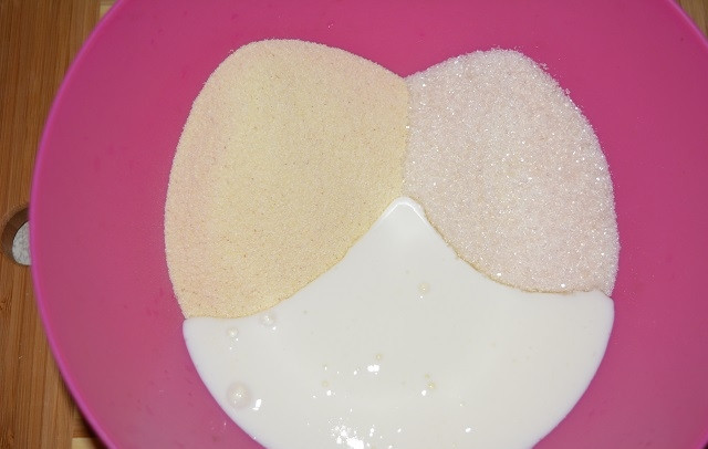 1. Этап. Манный пирог с ягодой: 1. В глубокую мисочку отправьте манную крупу, кефир и сахар. Тщательно перемешайте и оставьте минут на 30-40.