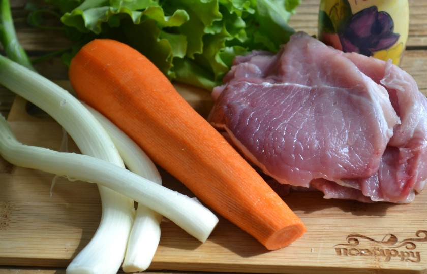 1. Этап. Мясо в духовке по-итальянски: Подготовьте все необходимые ингредиенты. Мясо я заранее порезала на тонкие пластины толщиной около 7-8 мм. Лук и морковь очистила.