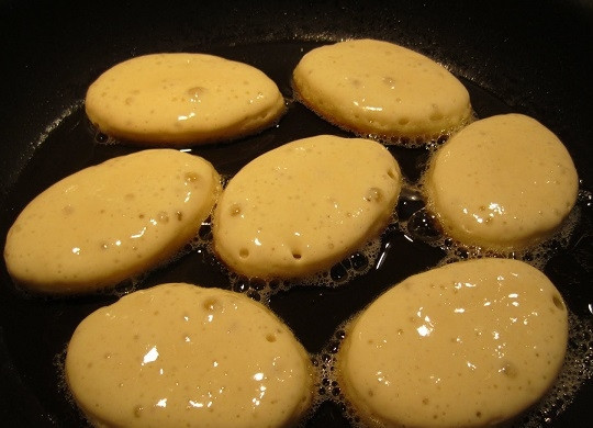 1. Этап. Воздушные оладьи: 2. На сковороде разогрейте растительное масло. Ложкой выкладывайте тесто на сковороду.