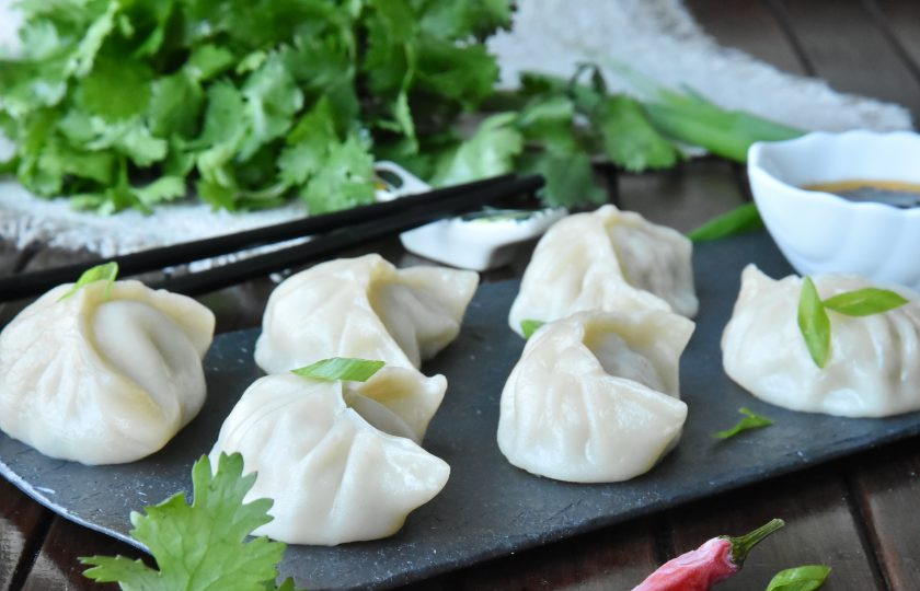 1. Этап. Момо с курицей: Аккуратно переложите готовые пельмени на блюдо. Подавайте горячими.