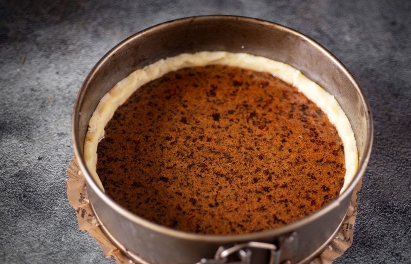 1. Этап. Пирог с патокой: Приготовленную смесь из патоки залейте в основу из теста. Пирог выпекайте в уже разогретой до 180 градусов духовке в течение 45 минут.