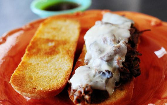 1. Этап. Говядина тушеная с соевым соусом: 5. Говядину подавать с поджаренным белым хлебом. При желании, бутерброды можно посыпать сыром и запечь в духовке.