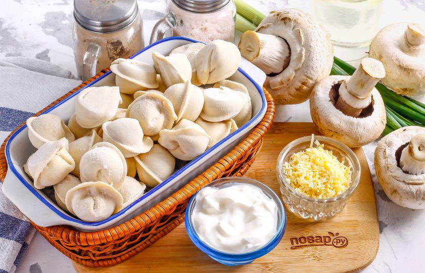 1. Этап. Пельмени по-царски: Подготовьте указанные ингредиенты. Пельмени приготовьте сами в домашних условиях либо приобретите замороженными с любой начинкой.