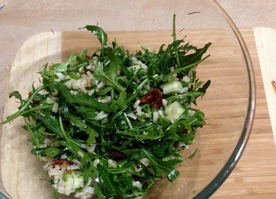 1. Этап. Салат из рукколы с рисом, огурцом и вялеными помидорами: 7. Поливаем салат заправкой, перемешиваем — и можно приступать к трапезе :)