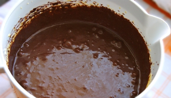 1. Этап. Торт Пирамида: В яичную массу добавьте какао и шоколад. Тщательно перемешайте.