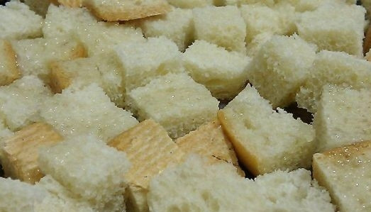 1. Этап. Гороховый суп для похудения: Я иногда добавляю в суп сухарики. Для этого нам необходимо нарезать хлеб на кубики и подсушить его в духовке, можете использовать для этого отрубной хлеб. Когда суп будет готов, разливаем его по тарелкам и посыпаем сухариками. Приятного вам аппетита!