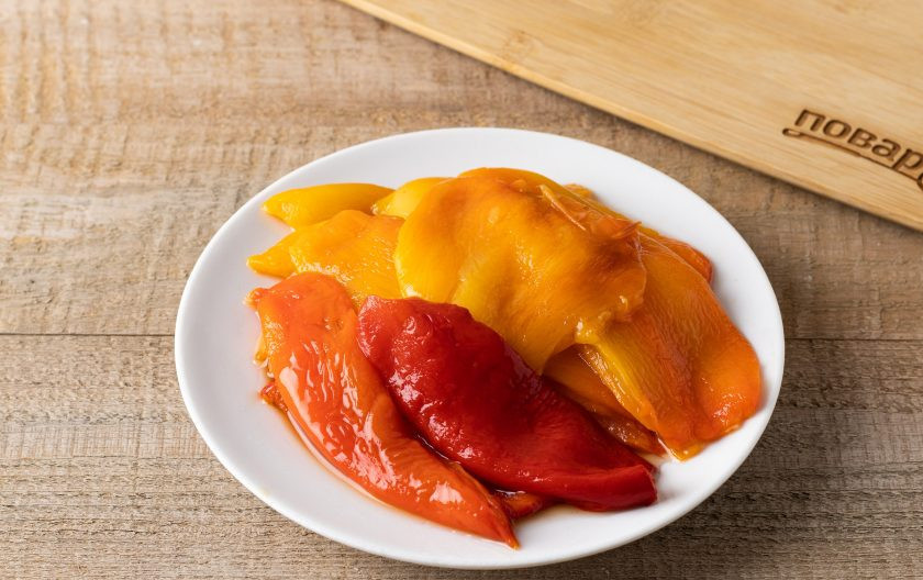 1. Этап. Айвар с баклажанами на зиму: Затем очистите от шкурки, семян и хвостика.