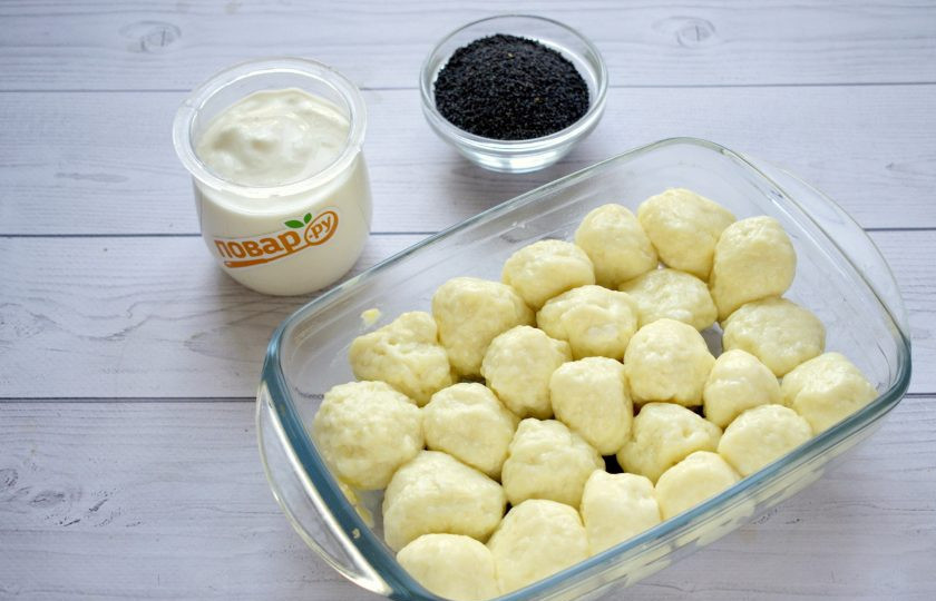 1. Этап. Запеченные ленивые вареники: Ленивые вареники выложите одним слоем в форме для запекания, смазанной сливочным маслом.