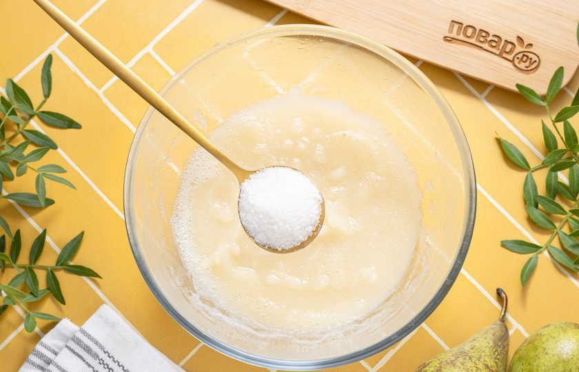 1. Этап. Пастила с йогуртом: Добавьте сахар по вкусу и все перемешайте. Остудите пюре.