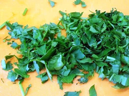 1. Этап. Чесночный соус для пиццы: Туда же отправьте порезанные укроп и петрушку.