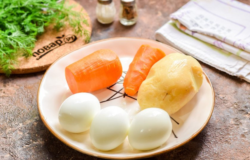 1. Этап. Салат Мимоза на Новый год Быка 2021: Морковь, картофель и яйца почистите.