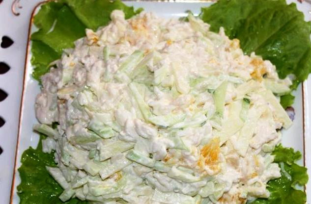1. Этап. Салат Романтика: На красивое блюдо для подачи положите несколько больших листьев зеленого салата, на них выложите наш салат с майонезом.