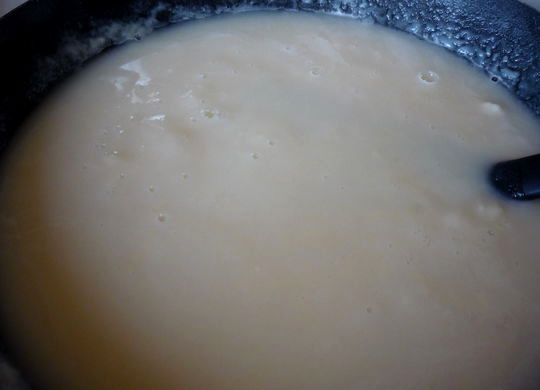 1. Этап. Жульен с картошкой и грибами: Не переставая мешать, вливаем на сковороду немного горячей воды, доводим жидкость до кипения. В итоге у нас должно получиться однородная масса средней густоты.