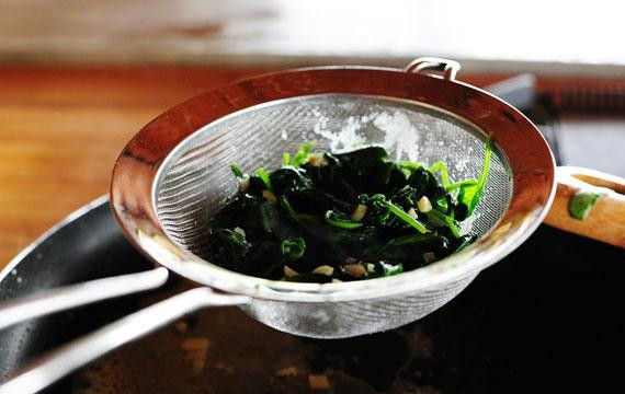 1. Этап. Сырный соус с артишоками и шпинатом: 3. Выложить шпинат в сито и отжать излишки сока обратно в сковороду. Отложить шпинат в сторону.