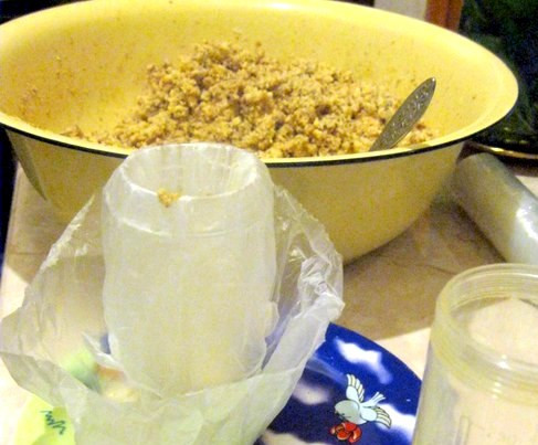 1. Этап. Торт Замок: Эту массу нам необходимо разделит на две равные части. Из одной мы делаем платформу для замка, для этого можно использовать любую форму для запекания. Выкладываем в нее ровным слоем массу, утрамбовываем и ставим в холодильник. Из второй части сделаем стены и башни, я для них взяла детские формочки для песочницы.