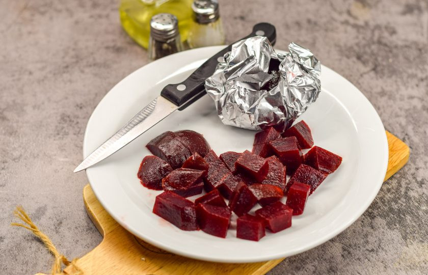 1. Этап. Свекла по-гречески: Свеклу оберните фольгой и переложите в разогретую до 200 градусов духовку, запекайте 1 час до готовности. После свеклу остудите и почистите. Нарежьте свеклу средними кусочками.