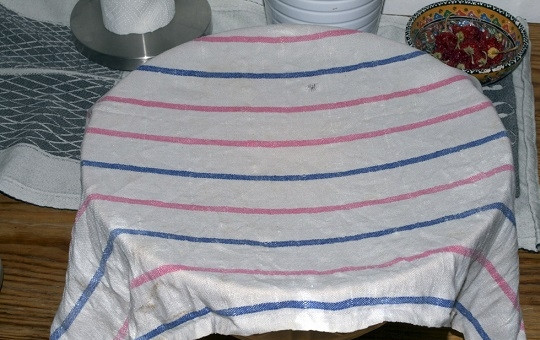 1. Этап. Булочки на живых дрожжах: 6. Накройте тесто чистым полотенцем и оставьте в тепле подходить примерно часик. После обомните его и пусть подойдет еще раз.