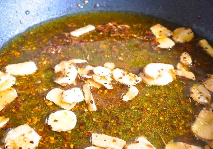 1. Этап. Спагетти с чесноком и петрушкой: 8. Готовьте еще около 2-3 минут, затем удалите в сторону.