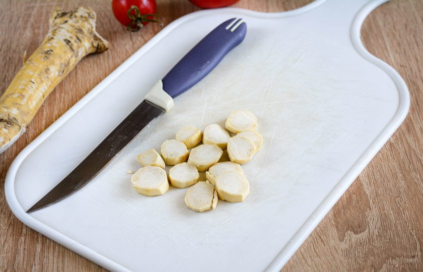 1. Этап. Аджика Чертополох: Почистите хрен и нарежьте колечками. Для острой аджики возьмите хрена около 5-7 см.