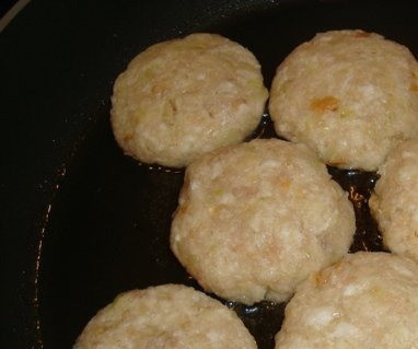 1. Этап. Котлеты из путассу: Влейте в сковородку растительное масло без запаха и разогрейте его на среднем огне. Формируйте из фарша руками небольшие котлетки и обжаривайте их под закрытой крышкой с обеих сторон до появления золотистой корочки. Подавайте с гарниром. Прекрасно подходит отварной рис или картофельное пюре.