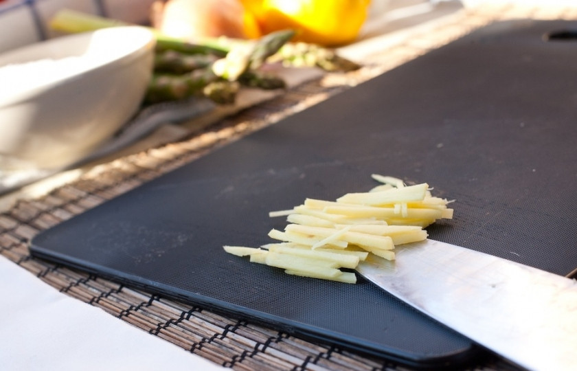 1. Этап. Соус имбирно-медовый: Порежьте имбирь соломкой.