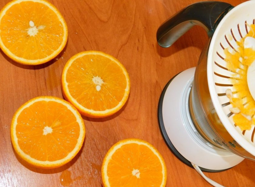 1. Этап. Коктейль Ягодный микс: Из апельсинов выжмите сок.