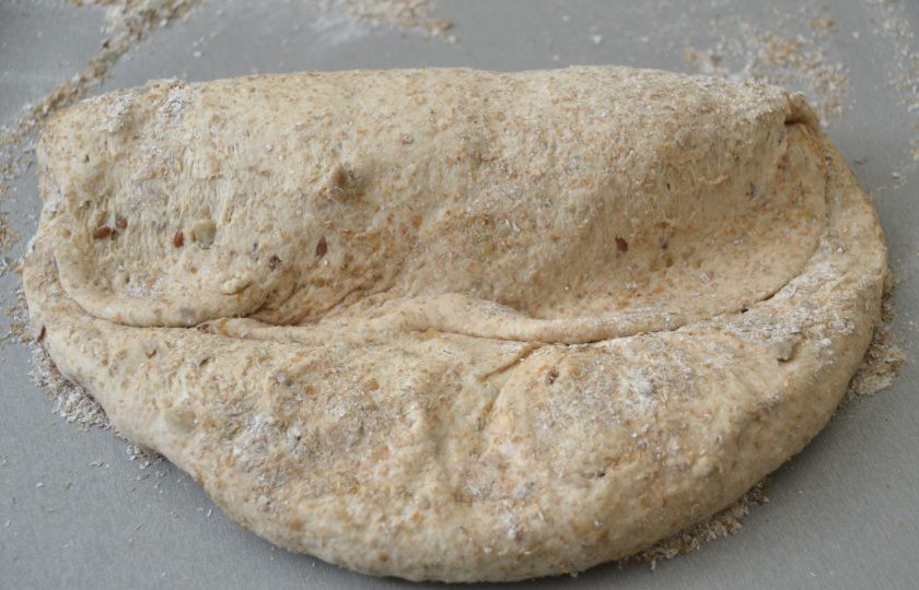 1. Этап. Мультизерновой хлеб: Растяните тесто в пласт, подверните края к центру и ребром ладони сделайте пробивку!