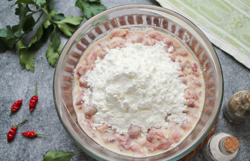 1. Этап. Мясо по-албански из свинины: Всыпьте крахмал и снова перемешайте.