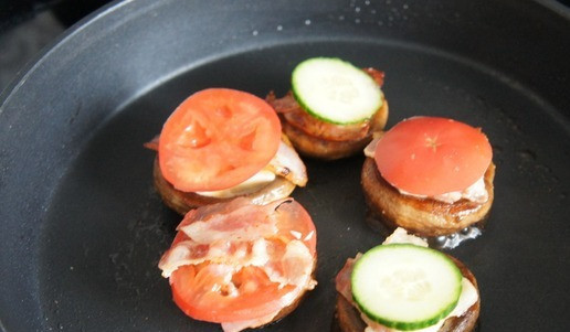 1. Этап. Мини-бургеры из шампиньонов: Следом кружочки свежего огурца или помидора. Капельку сырного соуса на каждый и кусочек бекона.