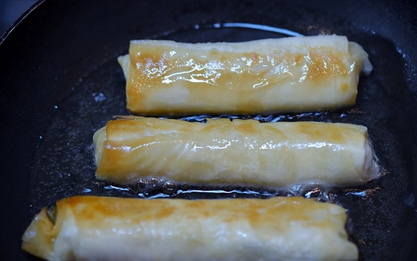 1. Этап. Сигара бореги: Обжаривайте трубочки в кипящем масле буквально 2-3 минуты, до золотистого цвета.