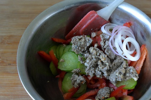 1. Этап. Салат Глехурад с индейкой: Смешаем овощи с ореховой заправкой. Оставляем на 10 минут, чтобы салат постоял при комнатной температуре, затем еще раз аккуратно перемешаем.