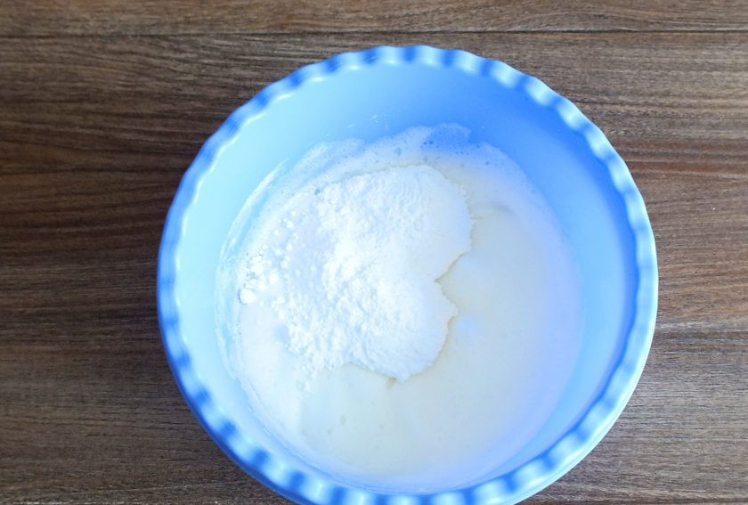 1. Этап. Миндально-кокосовое печенье: Добавьте сахарную пудру.