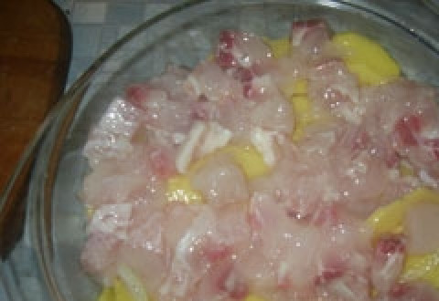 1. Этап. Морской язык с картофелем: 2) затем раскладываем кусочки морского языка. Снова солим и перчим. Можно добавить специи для рыбы;