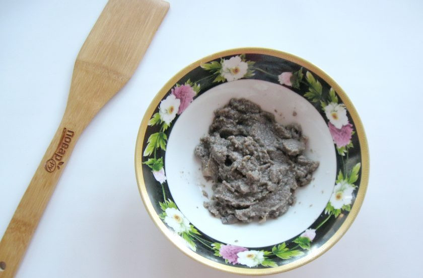 1. Этап. Торт закусочный Грибная фантазия: Остальные шампиньоны, которые вы сварили взбейте блендером. Добавьте их в грибной отвар с мукой. Выложите 120 грамм мягкого сливочного масла. Взбейте блендером до густой консистенции. Крем для торта готов.