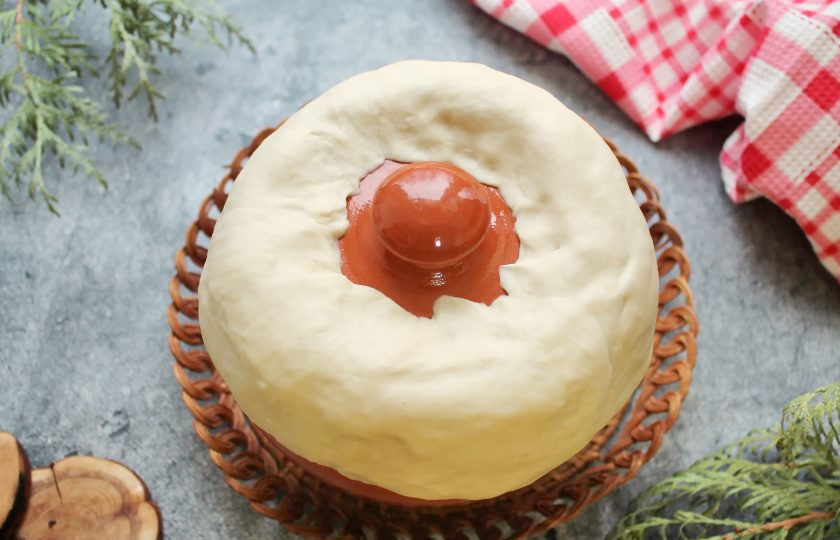 1. Этап. Варенуха: В горшочек с настоянными сухофруктами добавьте лавровый лист, имбирь, гвоздику, палочку корицы и душистый перец. Добавьте мед и хорошо перемешайте. Закройте горшочек крышкой и тщательно залепите тестом стык крышки с горлышком.