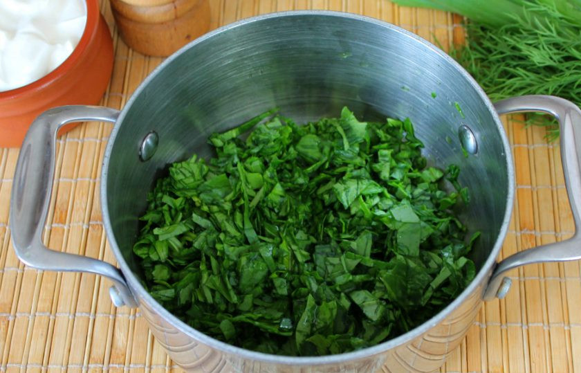 1. Этап. Холодный суп из шпината: Шпинат хорошо промываем, режем и высыпаем в кастрюлю.