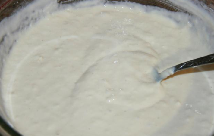 1. Этап. Пирог с рыбой на кефире: Смешиваем кефир с яйцами, мукой и содой (гашеной лимонным соком). Тесто получается, как на оладьи.