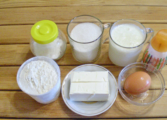 1. Этап. Кекс классический рецепт: 1. Приготовим продукты для кекса классического. Масло сливочное нужно заранее достать из холодильника, оставьте его в тепле на пару часов до размягчения.