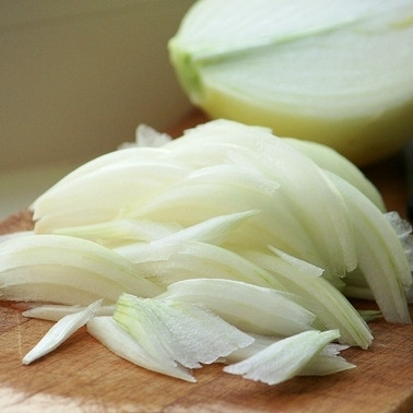 1. Этап. Курица по-провански: Первым делом крупно нашинкуем луковицу.