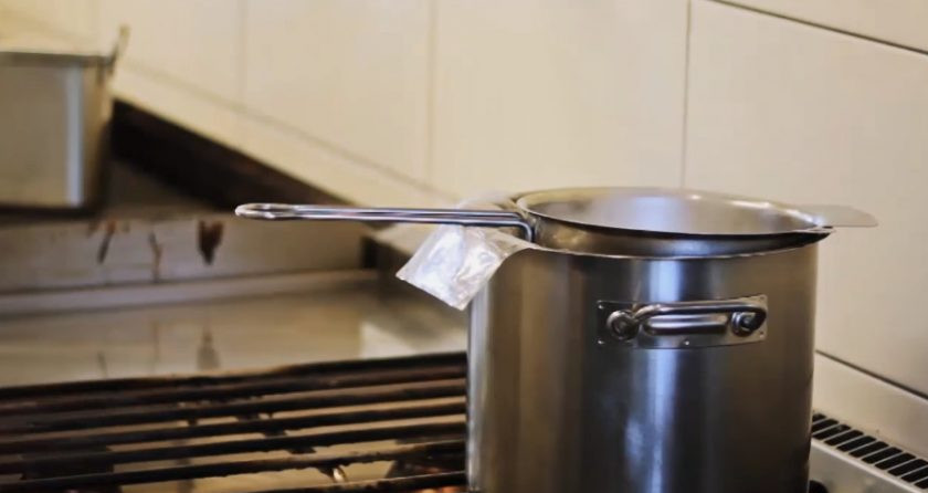 1. Этап. Баклажаны гриль: Отправьте пакетик с баклажаном вариться на один час.