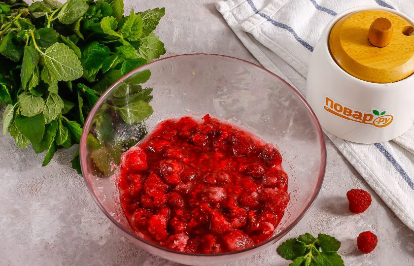 1. Этап. Варенье из малины в микроволновке: Спустя указанное время варенье будет слегка проварено, в нем будет много жидкости. Остудите его примерно час и снова проварите 2-3 минуты. Оно станет гуще, так как при остывании ягоды будут впитывать в себя сахарный сироп. Таким образом доведите лакомство до необходимой густоты, остужая и проваривая его. Как только густота вам понравится — дегустируйте варенье.