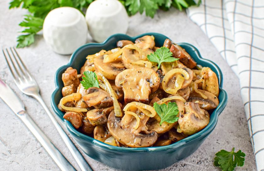 1. Этап. Шампиньоны с луком: Готовые шампиньоны с луком выложите в чашу или в салатник и подавайте к столу. Приятного аппетита!